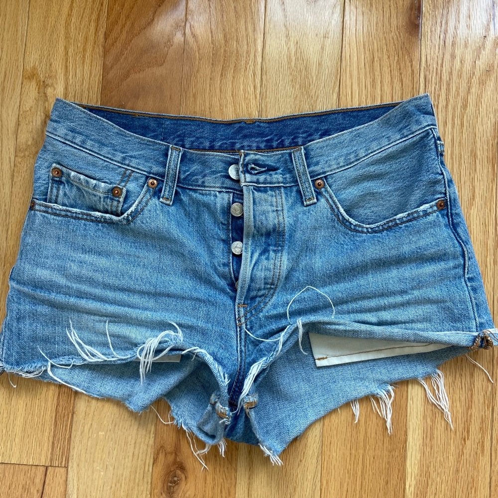 Levi’s denim cut-offs 🧢 size 27 waist